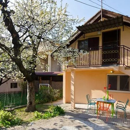 Cherry Tree Art House Apartment *
